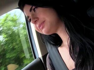 Una morena autoestopista está tirando de la polla. La morena que hace