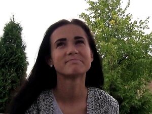 Tetona checa folla en un campo de maíz por dinero