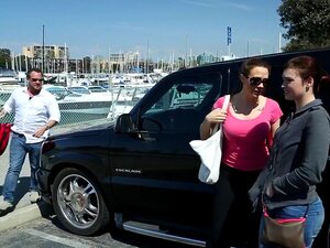 ¡Prepárate para la acción caliente con la estrella porno tatuada