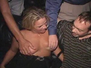 Berfday puta del anal en un teatro porno