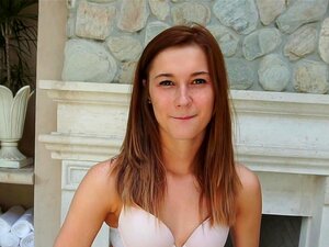 Una pequeña pelirroja se cuelga de una viga para follar, la pequeña