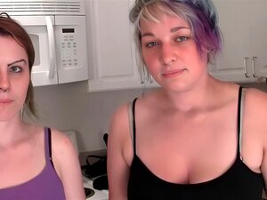 Adolescente lesbiana pervertida lamiendo tetas calientes en una escena