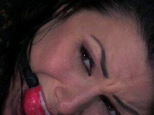 Hermosa chica de bondage de abajo amordazada. Hermosa chica de Bondage
