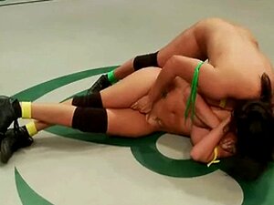 Rubia tetona y morena luchando por el orgasmo