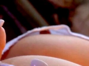 La chica de grandes tetas Jessica Jaymes se masturba su coño mojado