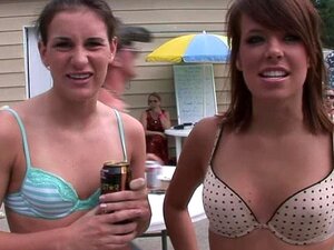 Chicas desnudas afuera