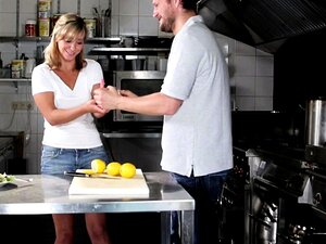 Bebé europea cremada analmente en la cocina del restaurante