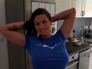 Morena de tetas gordas no le importaba follar con un extraño frente a