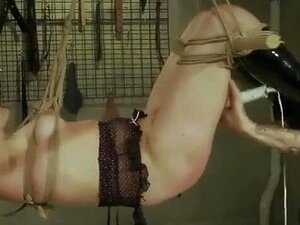 Increíble fetiche BDSM mientras una sumisa caliente es completamente