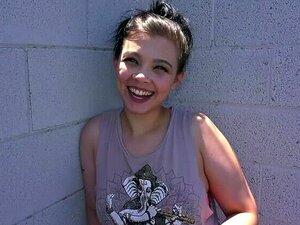 Chica asiática mezclada en Gloryhole