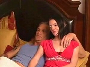 la hijastra mira porno con su padrastro - Mira más porno gratis