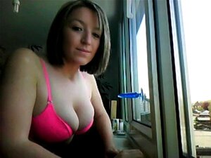 Zorra Usa Nuevo ButtPlug Frente A Una Ventana