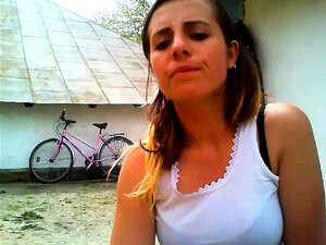 Sexy amateur se desnuda y se complace a sí misma afuera