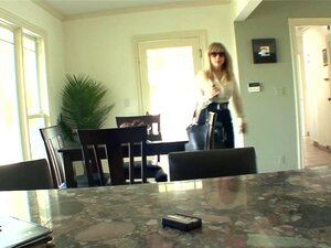 Una puma tetona seduce en medias y una liga