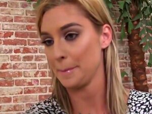 Kleio Valentien teniendo sexo lésbico interracial. Kleio ValentiEN es