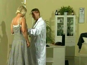 Doctor deportivo se folla a una rubia madura
