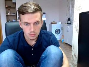 Un chico guapo se está divirtiendo en la habitación de invitados y