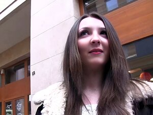 Mira a una belleza checa detenerse para una entrevista falsa y