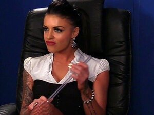 Tatuada cfnm domina recibe leche. La jefa dominante cfnm tatuada