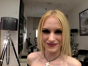 La rubia tetona Rosella Visconti se folla el culo con sus tetas