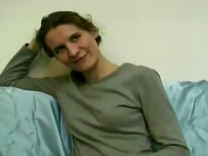 Coño peludo amateur se folla su propia raja. Un tipo cachondo ha