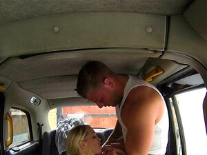 Culturista se folla a una taxista falsa con grandes tetas