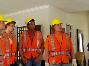 Ama de casa cachonda de WhiteGhetto follada en grupo por trabajadores