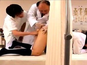 Linda colegiala asiática recibe sus agujeros examinados y perforados