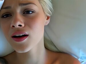 El Coño parecido a una Muñeca de Elsa Jean Se Llena con un Creampie