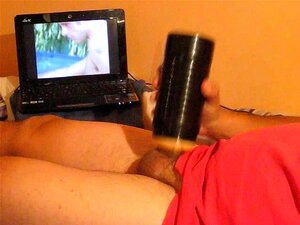masturbarse con un juguete sexual en la cama