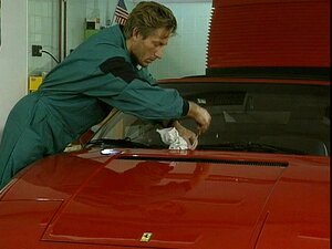 Ella está siendo lubricada en el body shop