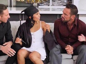 La orgía de Jada y Danni con sus padrastros termina con una caliente