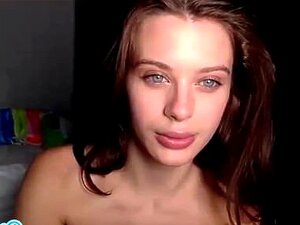 Lana Rhoades, una linda chupando y masturbándose con un consolador