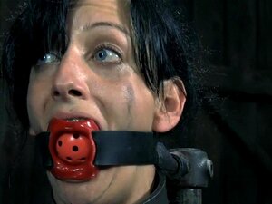 Infligiendo placer a las chicas coño. Belleza amordazada con las