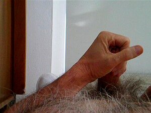 Corrida en el pecho peludo