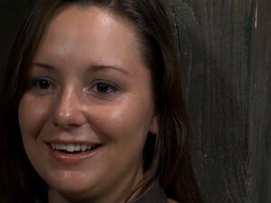 Azotes intensos para una chica sin valor. Esclava traviesa atada