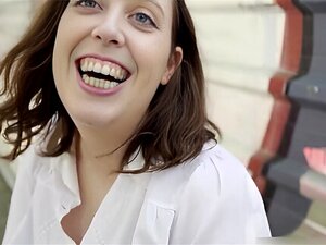 La cachonda nena de ojos azules Ruth Ruc se ensucia con la polla de