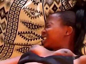 Chupapollas africana está complaciendo a un chico rico con sus