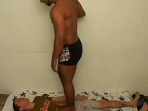 Paseo de negros. Mira a negros pisoteando en .com, el mejor sitio