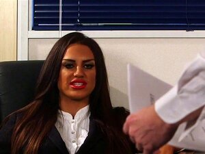 Deja que la jefa con medias y tacones altos tome el control. Sometete