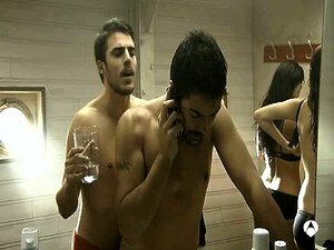 Blanca Suárez en topless pero cubierta nos muestra su enorme escote