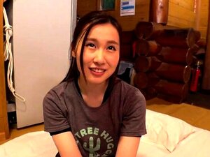 Modelo AV japonesa sexy nena es una amateur dando una mamada