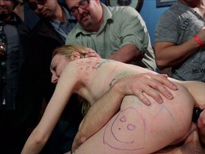 Esclava rubia es follada en público. La esclava rubia y pequeña Emma