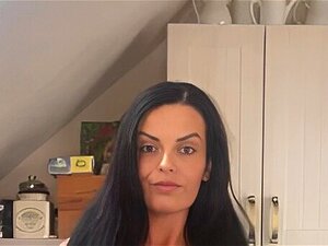 Una milf tetona te hará olvidar todos tus problemas. Katie Salvado