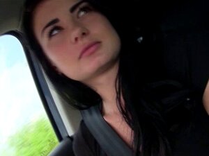 Una linda senderista de éxito monta desnuda en el coche. Una linda