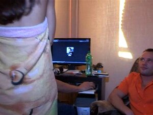 Chica abre las piernas largas