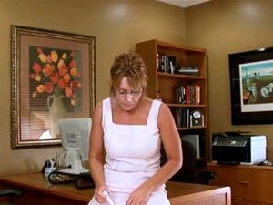 Masturbación en solitario madura en la oficina... IT4REBORN.