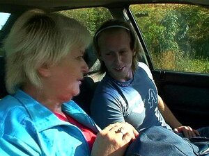 Abuela vieja se la follan en el coche