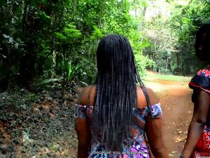 Paseo PÚBLICO, Follada Privada con Dildo Lésbico
