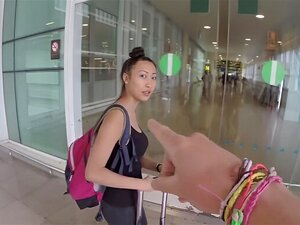 Encuentro Público de la Nena Asiática de pechos grandes Sharon